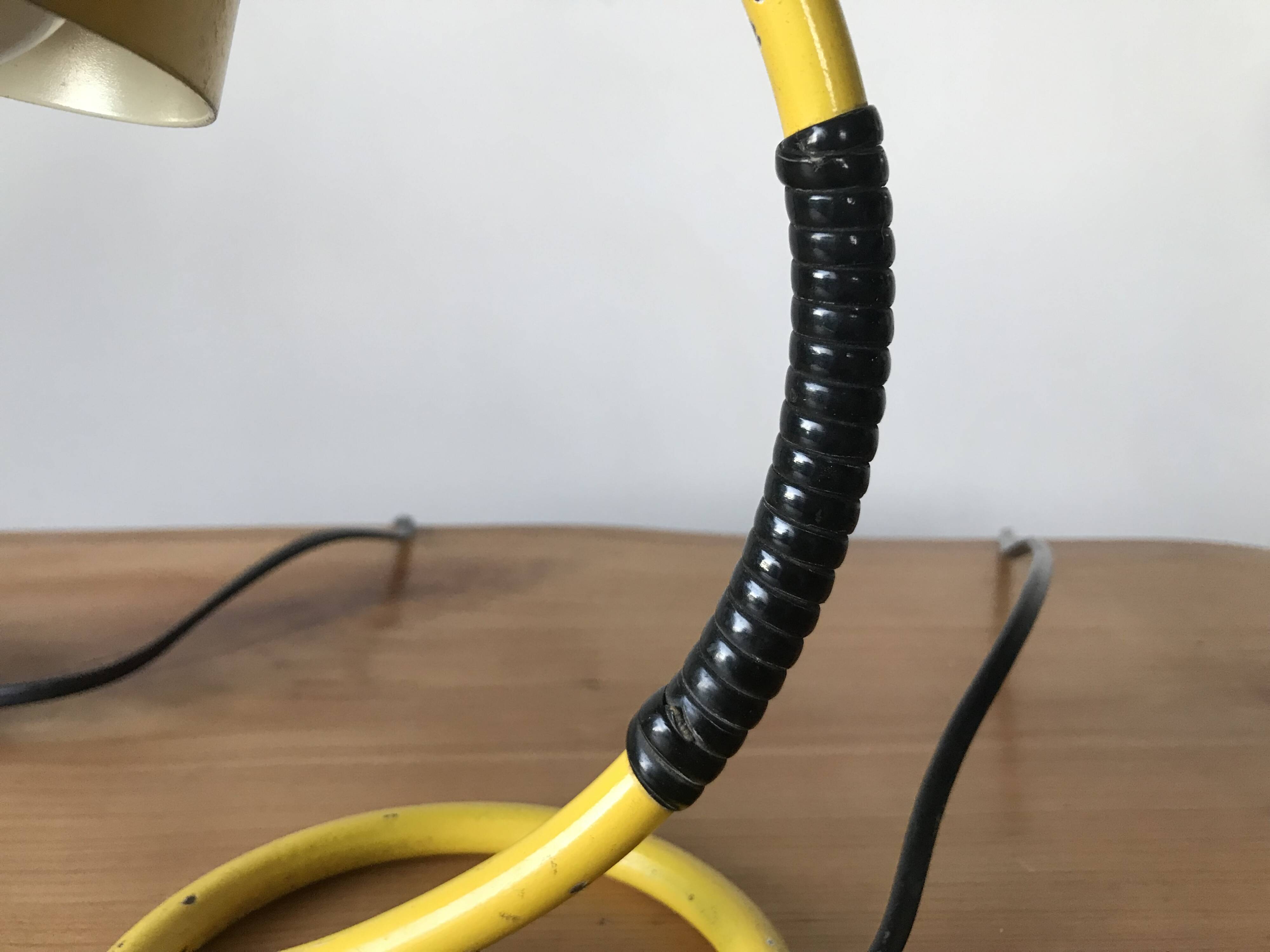 Paire de lampes de chevets jaunes années 50.