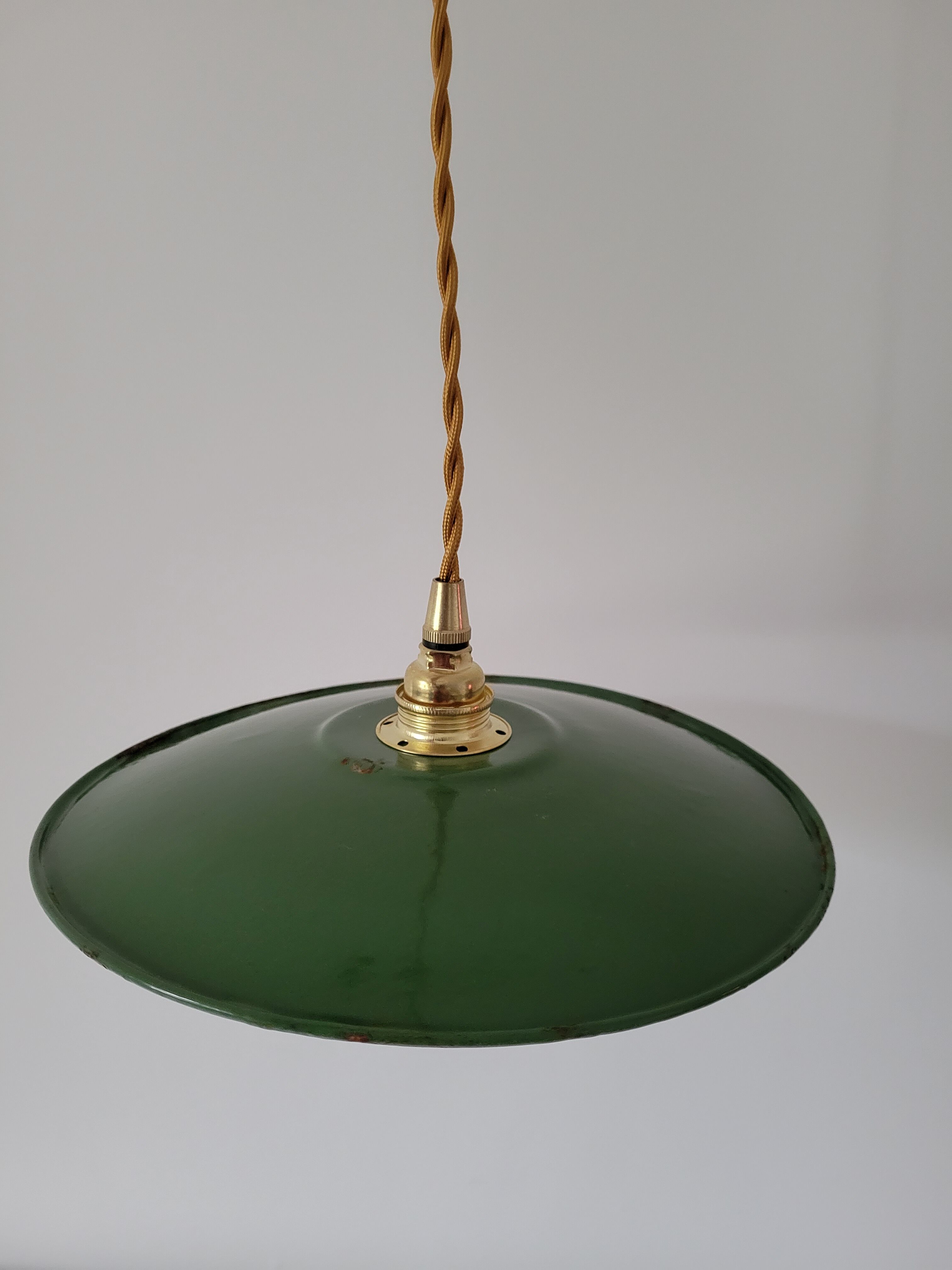 Enamelled sheet metal suspension