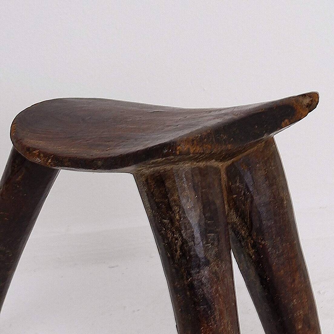 Tabouret tripode en bois du Burkina Faso