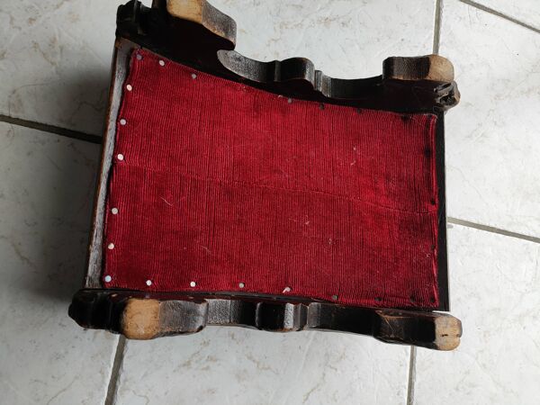 Repose pied ou prie dieu velours rouge