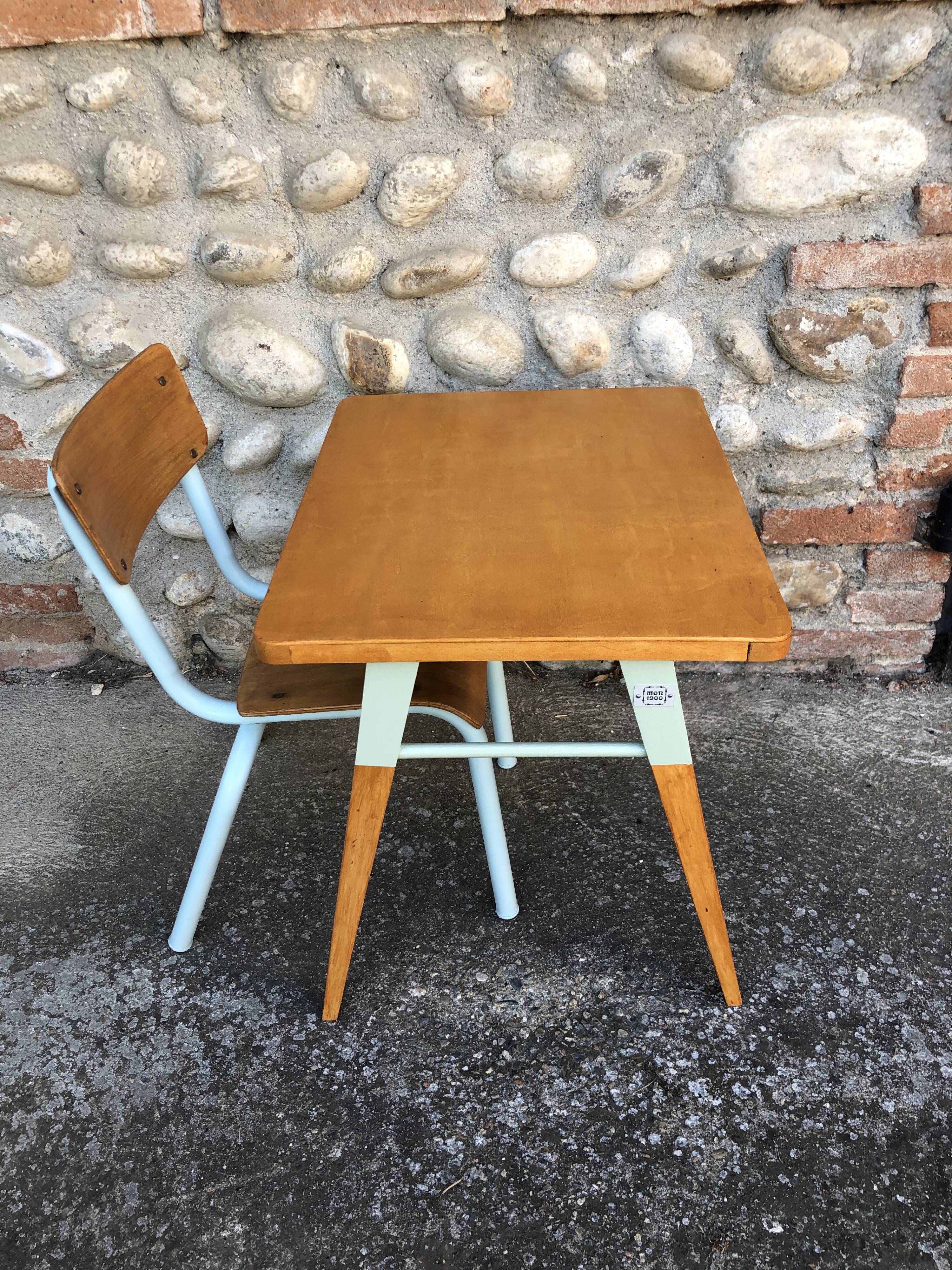 Maternal desk and its chair