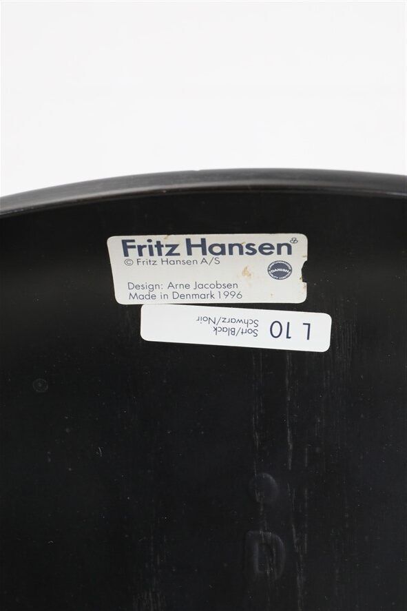 Black "3107" / "Series 7" chair by Arne Jacobsen for Fritz Hansen / Danish mid-century modern design