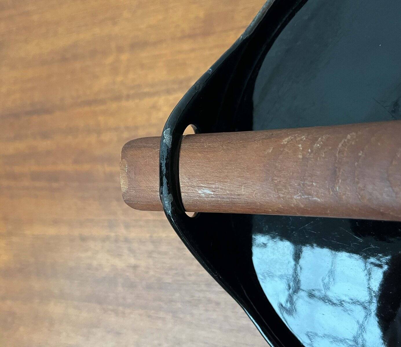 Black enamelled cast iron pot with a teak handle in mid-century style by Timo Sarpaneva for Rosenlew of Finland, 1960s.