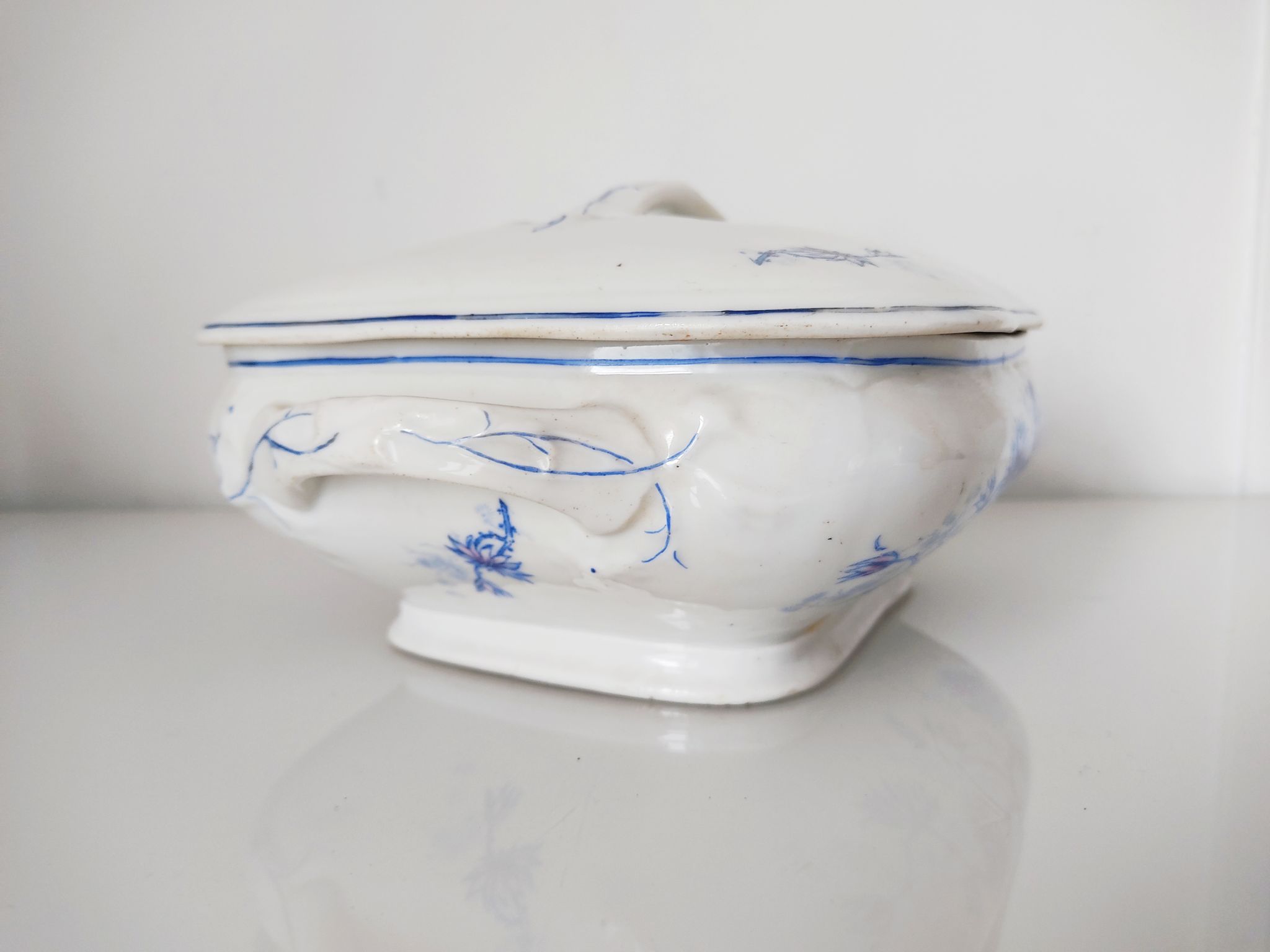 Dish with porcelain lid decoration blue flowers