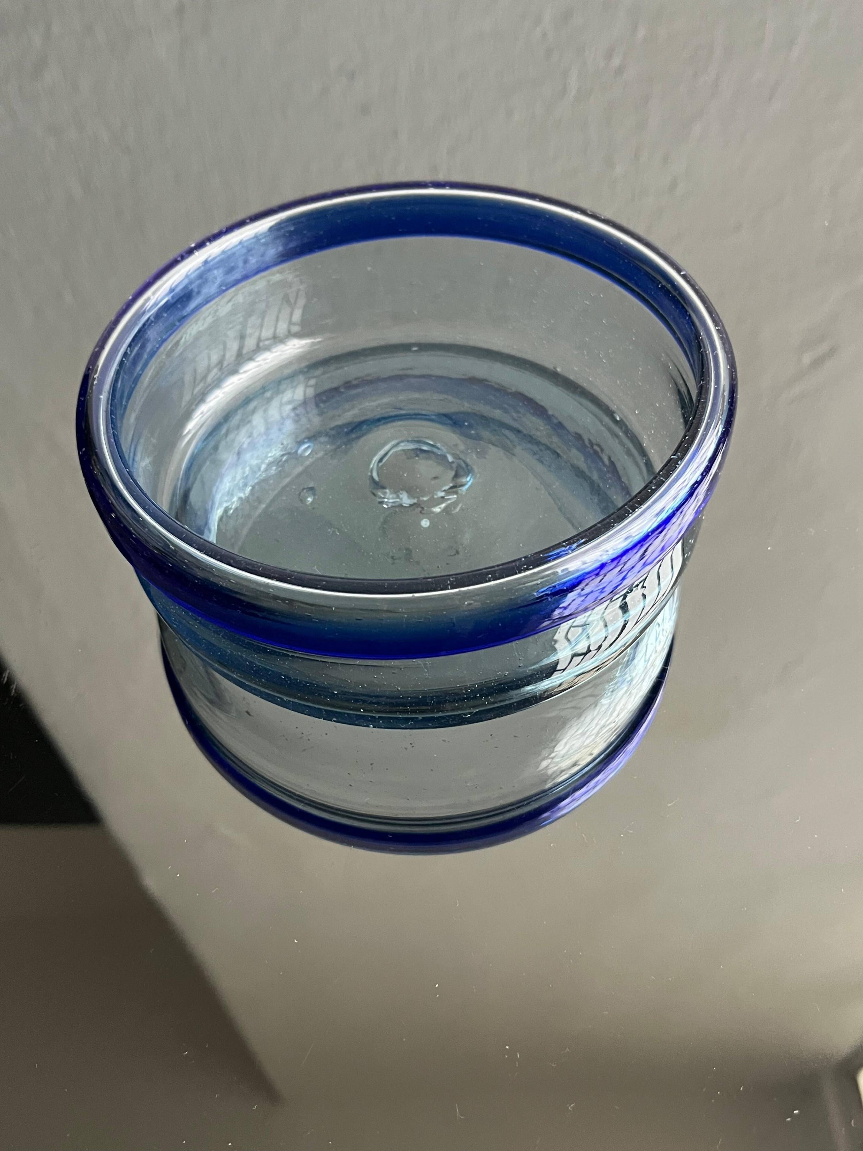 Grand bol décoratif en verre Murano sommerso clair et bleu.