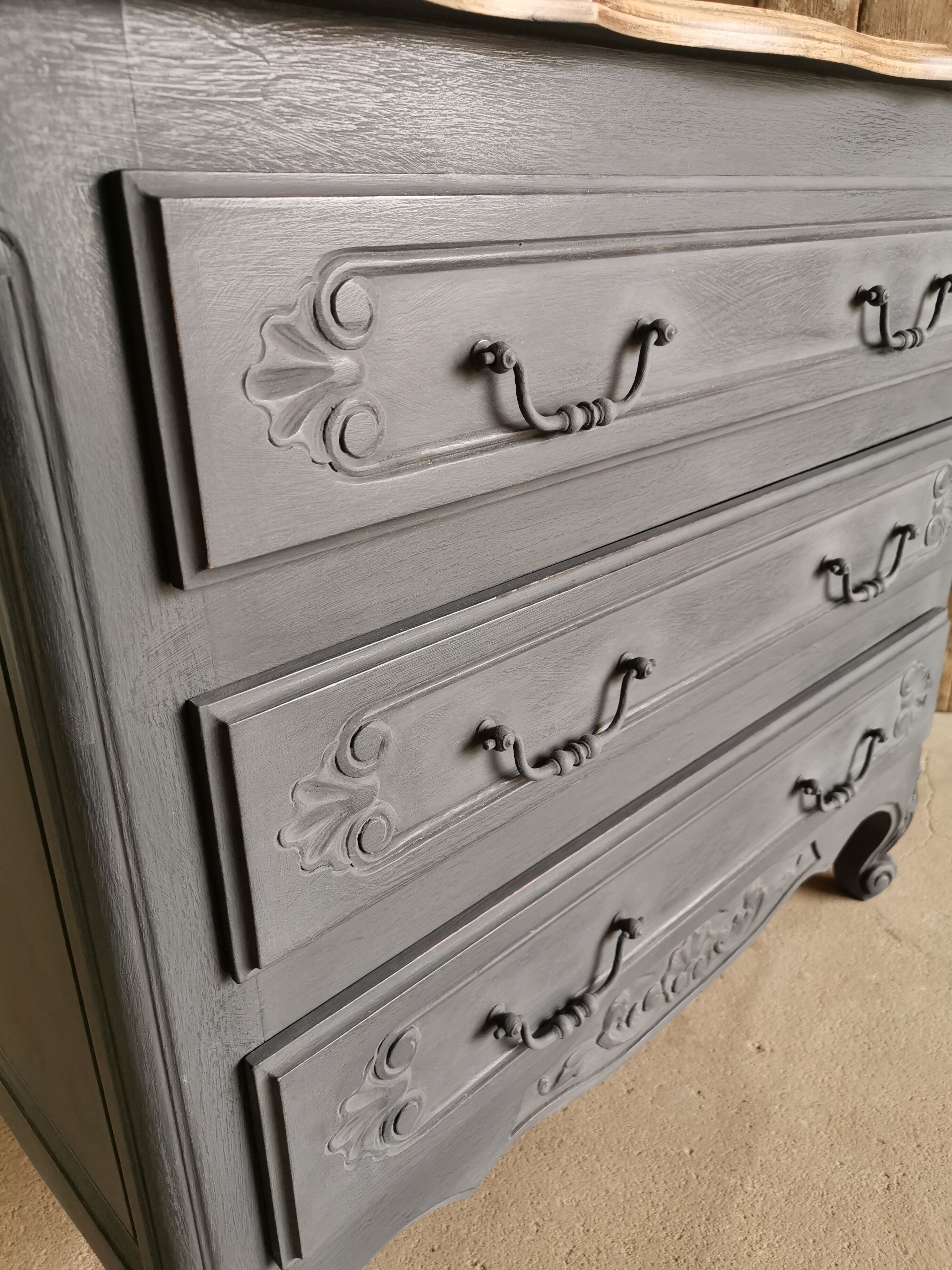 Antique chest of drawers