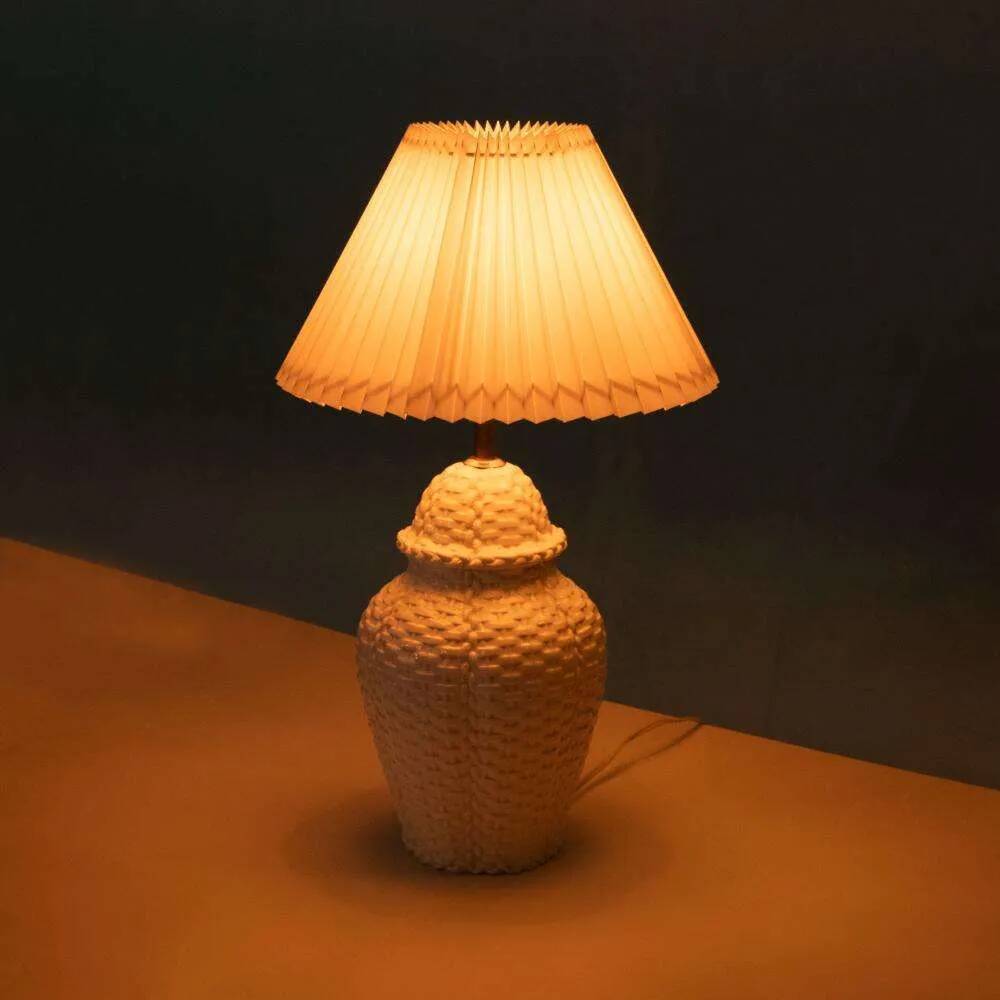 Vintage table lamp in woven ceramic Regency style.