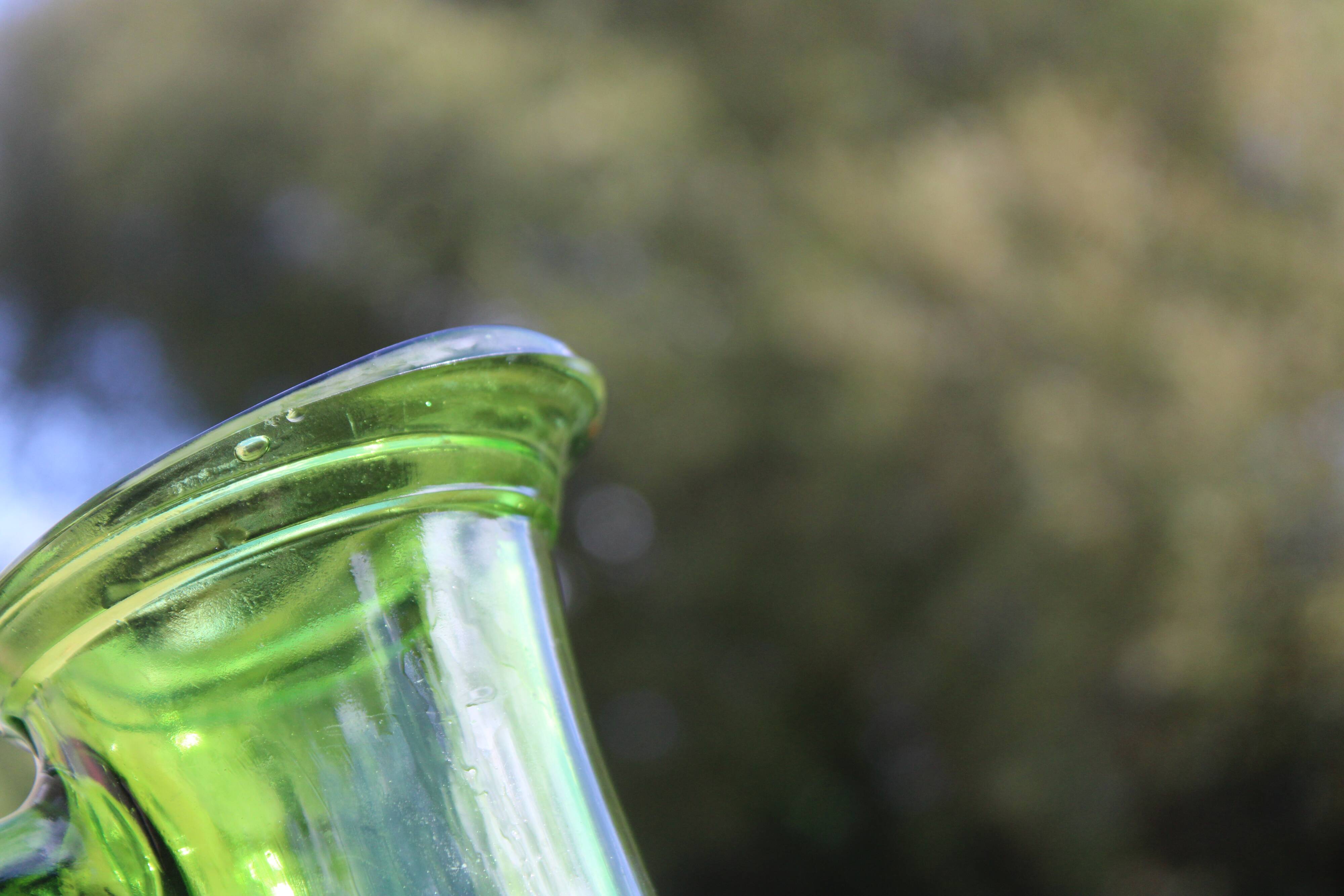 Pichet ancien vintage en verre moulé vert relief fleuri – décoration rétro