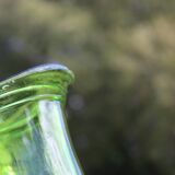 Pichet ancien vintage en verre moulé vert relief fleuri – décoration rétro