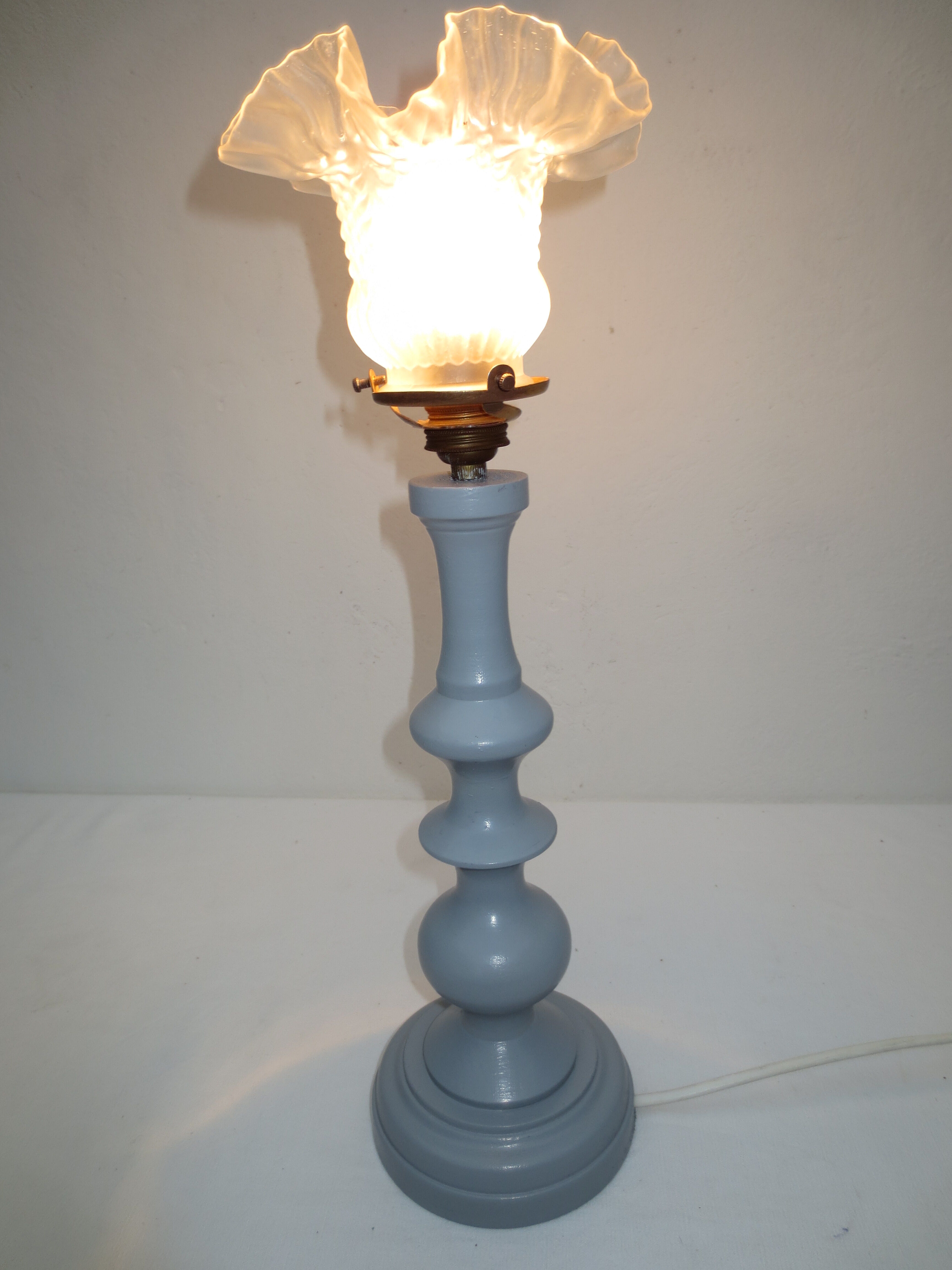 Ancienne lampe de table, pied en bois tourné gris galet et tulipe en verre
