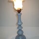 Ancienne lampe de table, pied en bois tourné gris galet et tulipe en verre