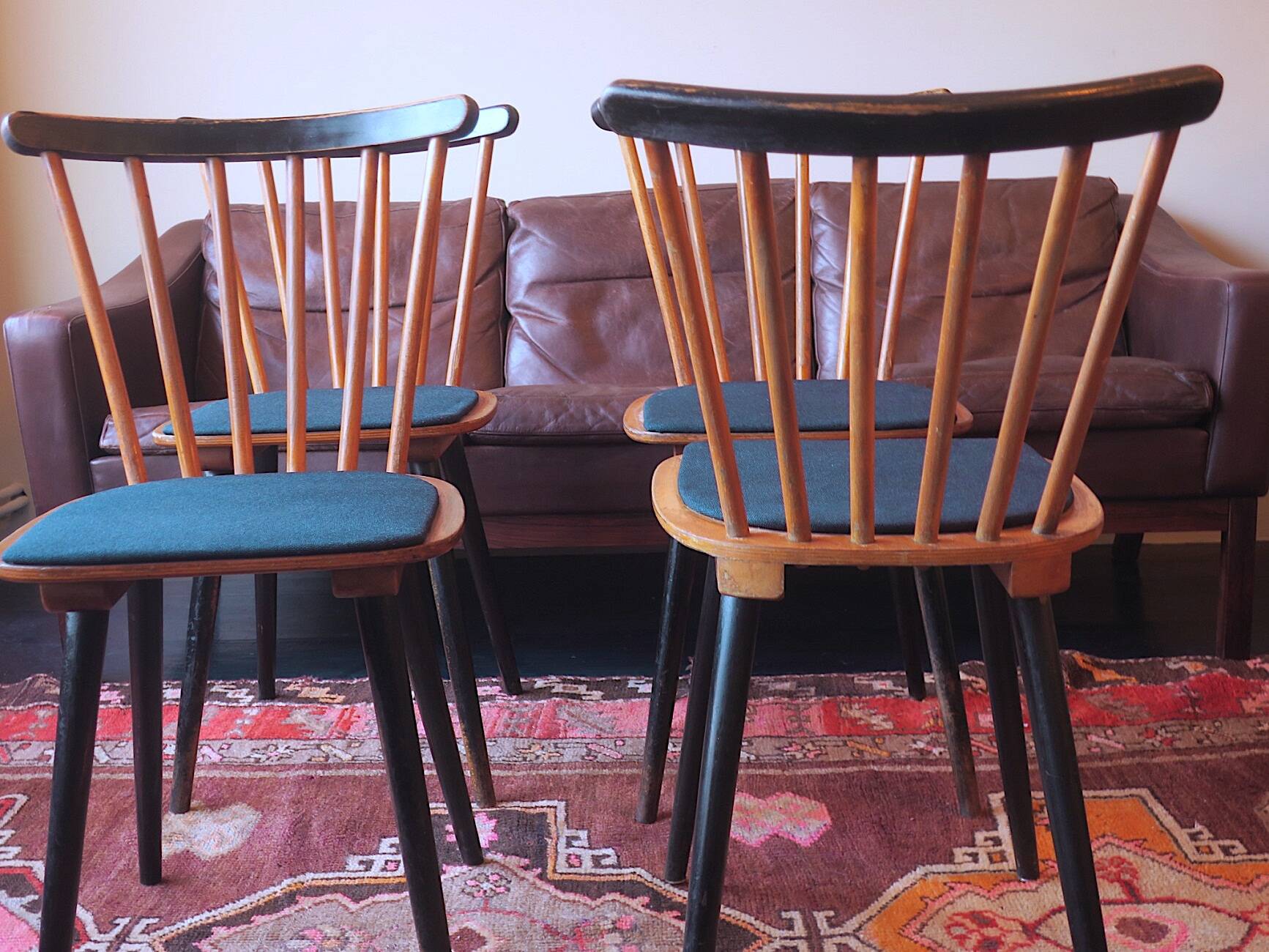 Set of 4 dining chairs with splayed legs and navy blue seat covers, 1960s