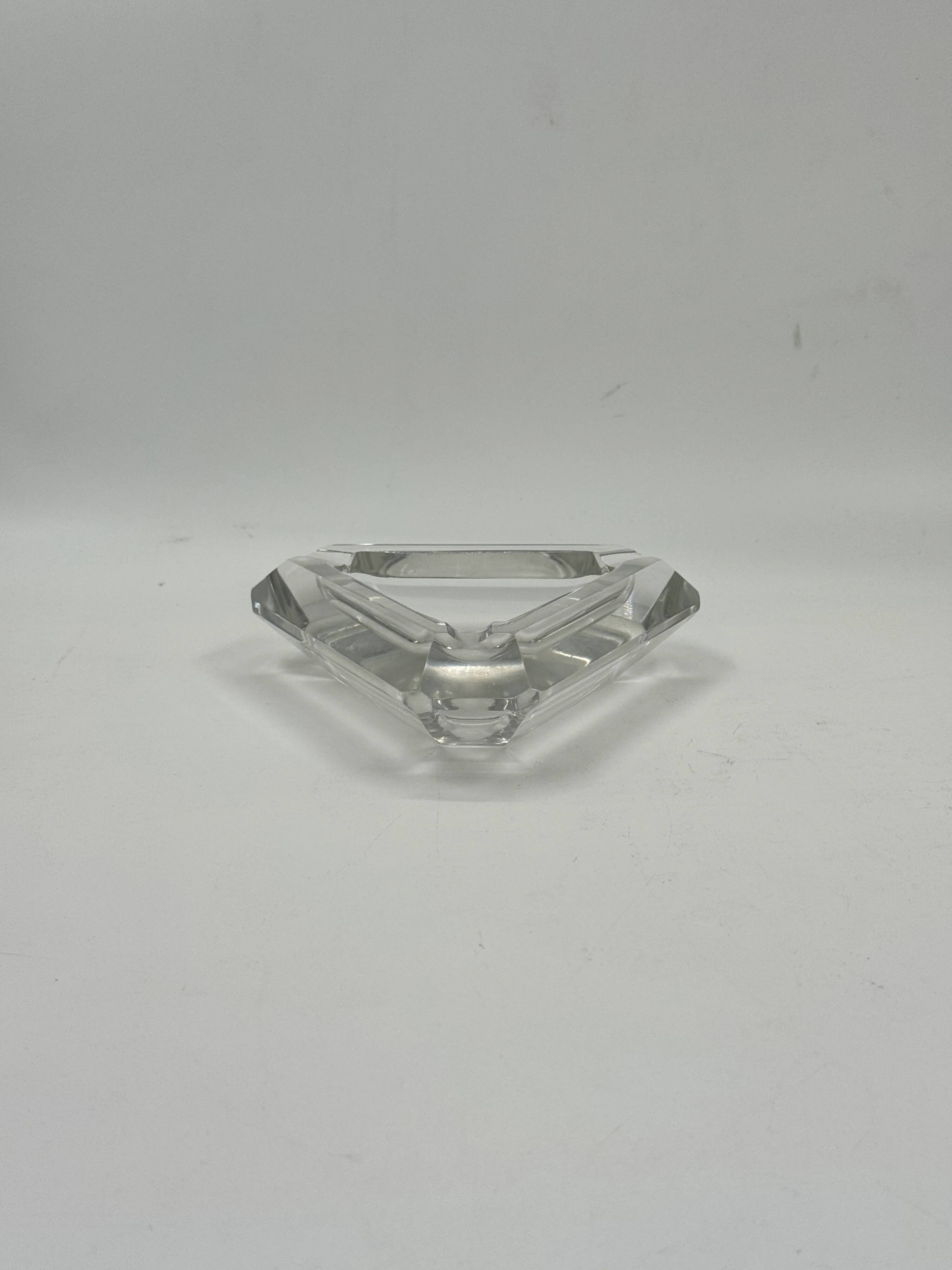 Cendrier vintage triangulaire en verre facetté