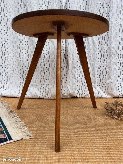 Pretty little vintage round table with tapered legs.