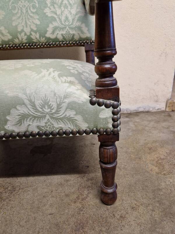 Ancien fauteuil de style Louis XIV en bois mouluré et tissu façon damassé
