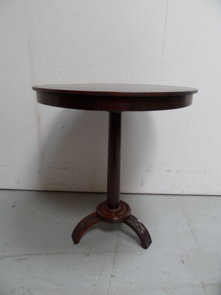 Table ronde de table à vin en acajou antique