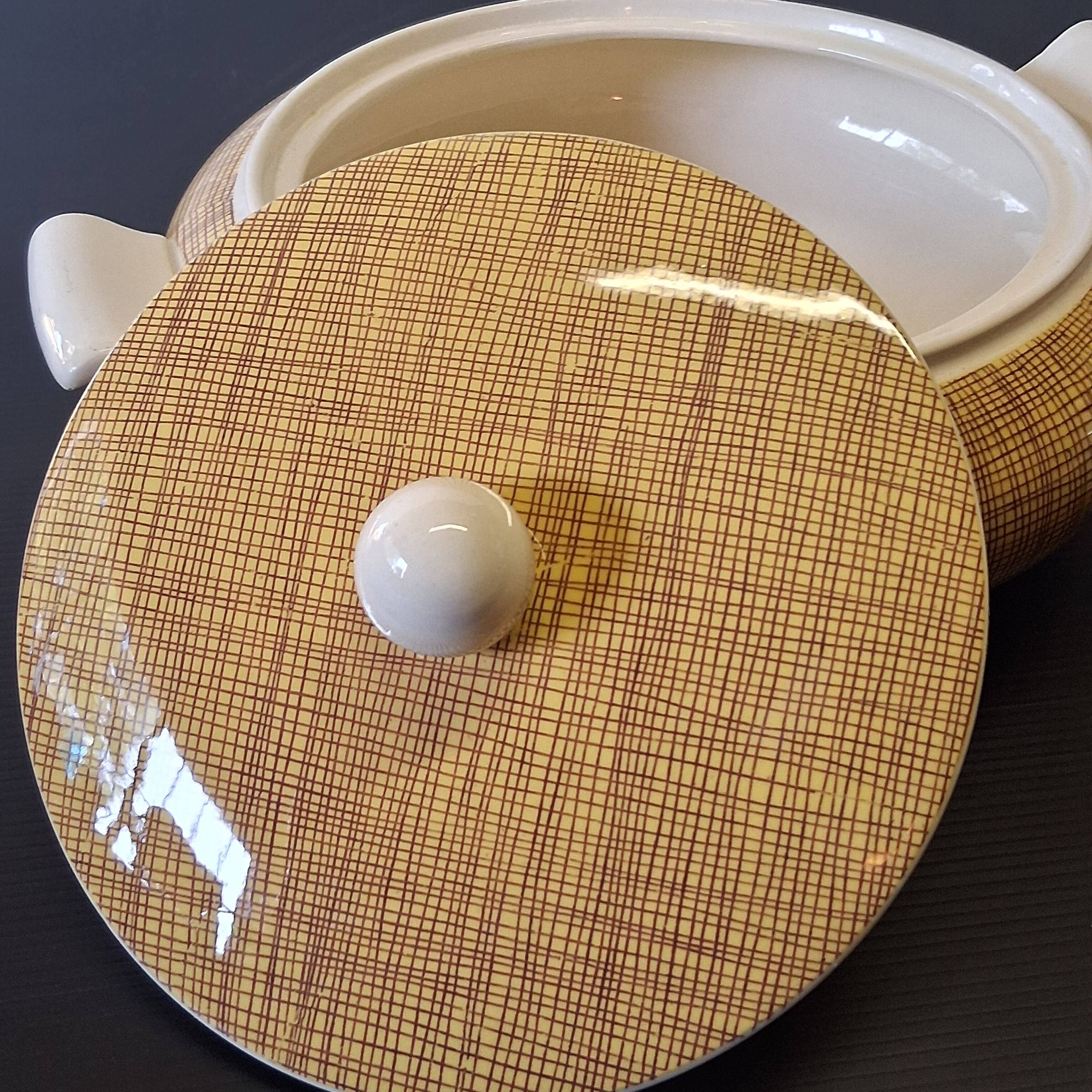 Very beautiful old soup tureen from Villeroy & Boch in very good condition.