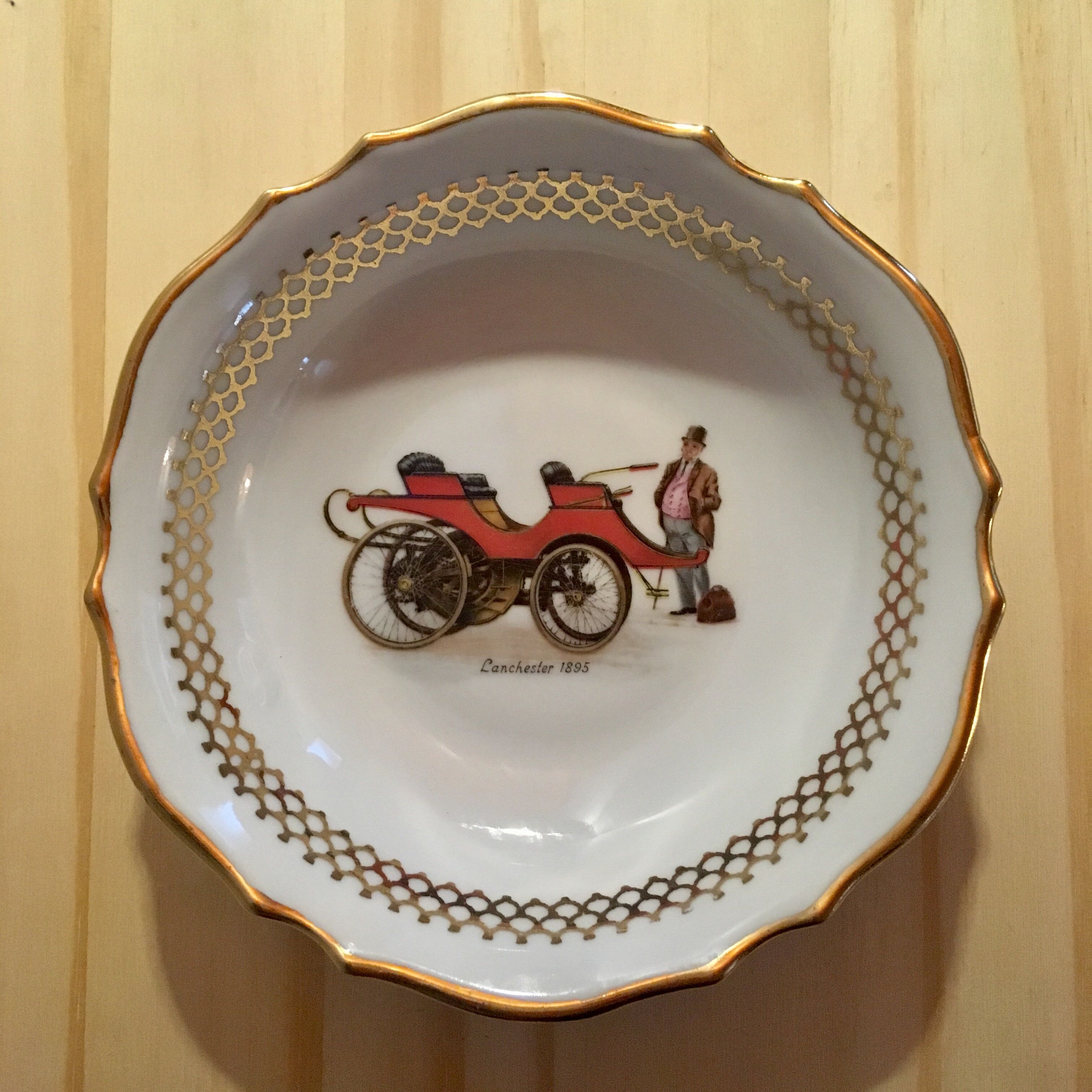 6 small hollow plates in white porcelain pattern vintage cars