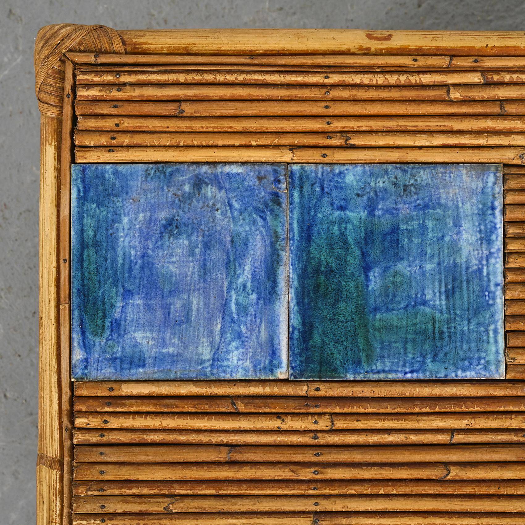 Table basse à carreaux de céramique bleus par Robert et Jean Cloutier