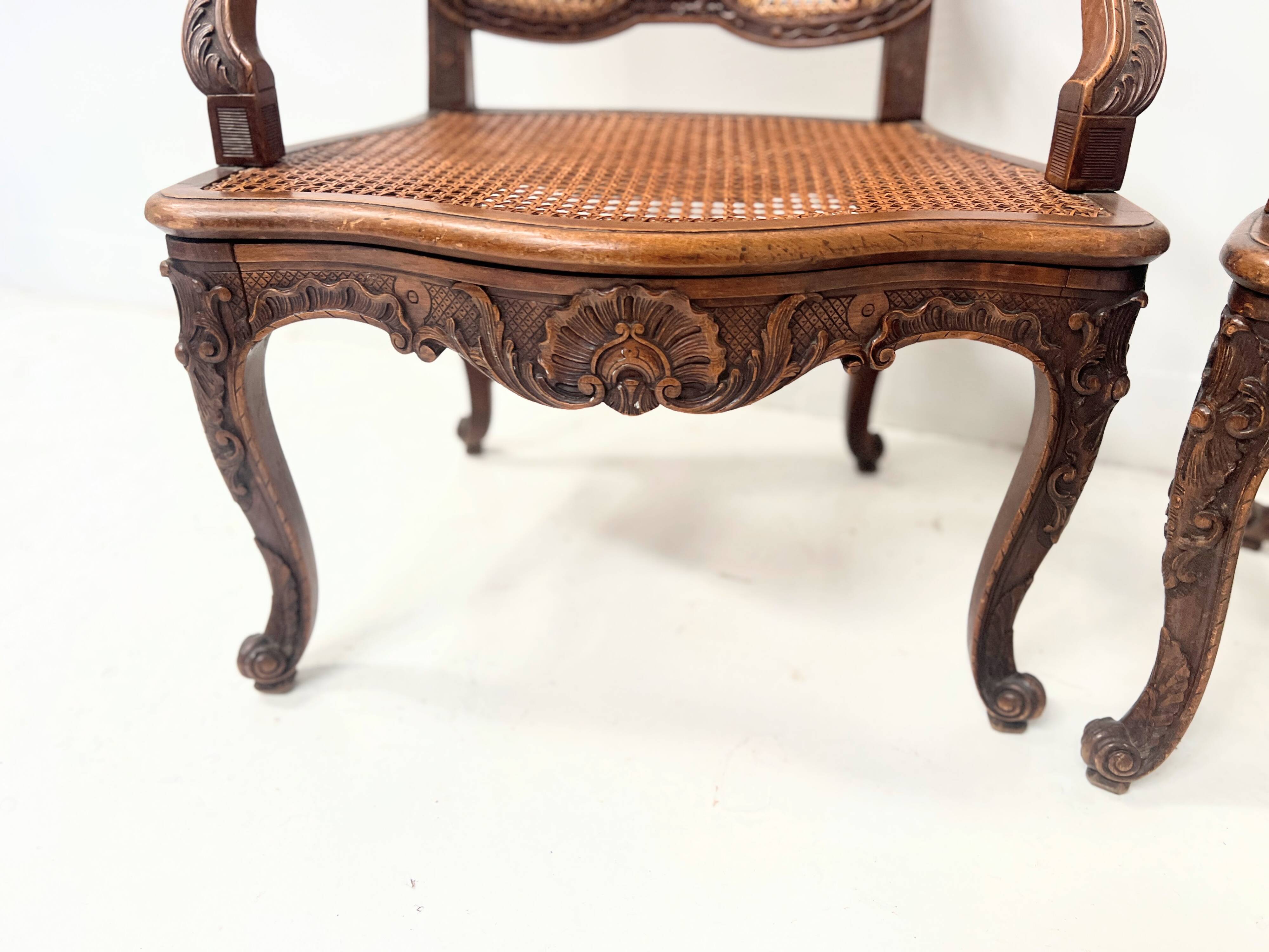 Paire de fauteuils de style Régence en bois naturel XIX siècle