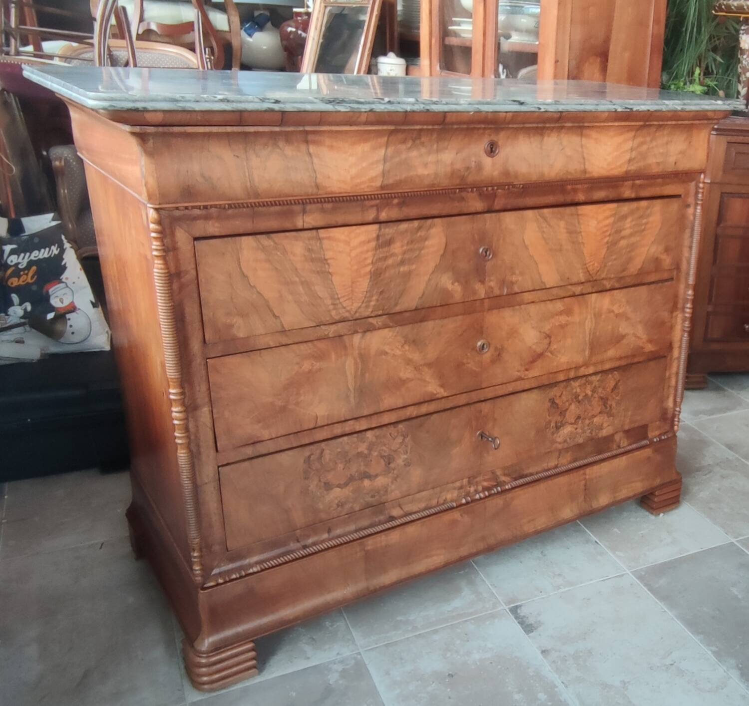 Old 4 drawer chest of drawers with marble top
