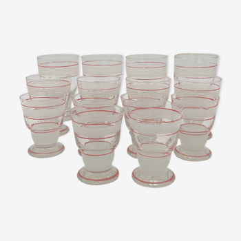 Service de 14 verres vintage, 3 tailles différentes, décors blanc et rouge - Années 1950