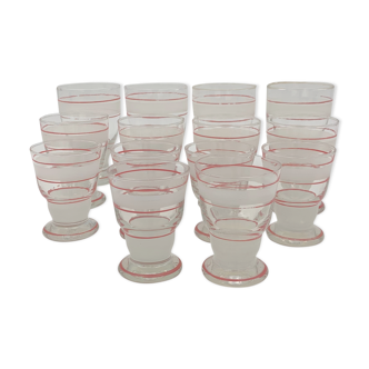 Service de 14 verres vintage, 3 tailles différentes, décors blanc et rouge - Années 1950