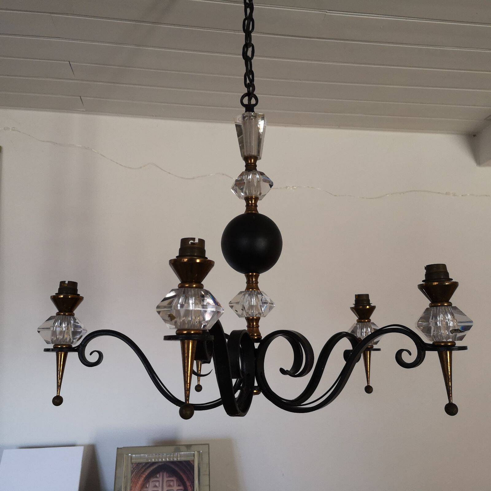 Lustre moderniste en fer forgé, laiton et cristal de Sèvres, 1950