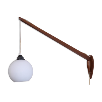 Applique scandinave à potence en teck et opaline 1960