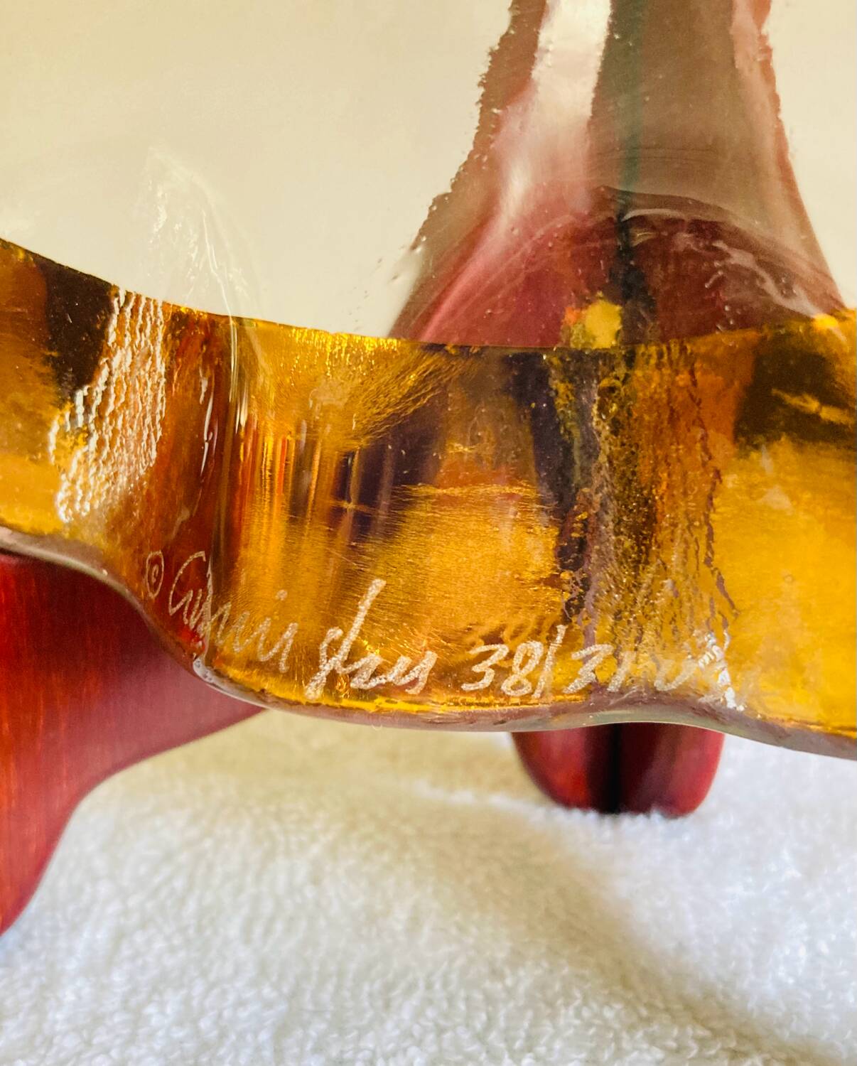 Dish signed Annie Glass 38/31 made in USA wavy edge gilded with 24k fine gold