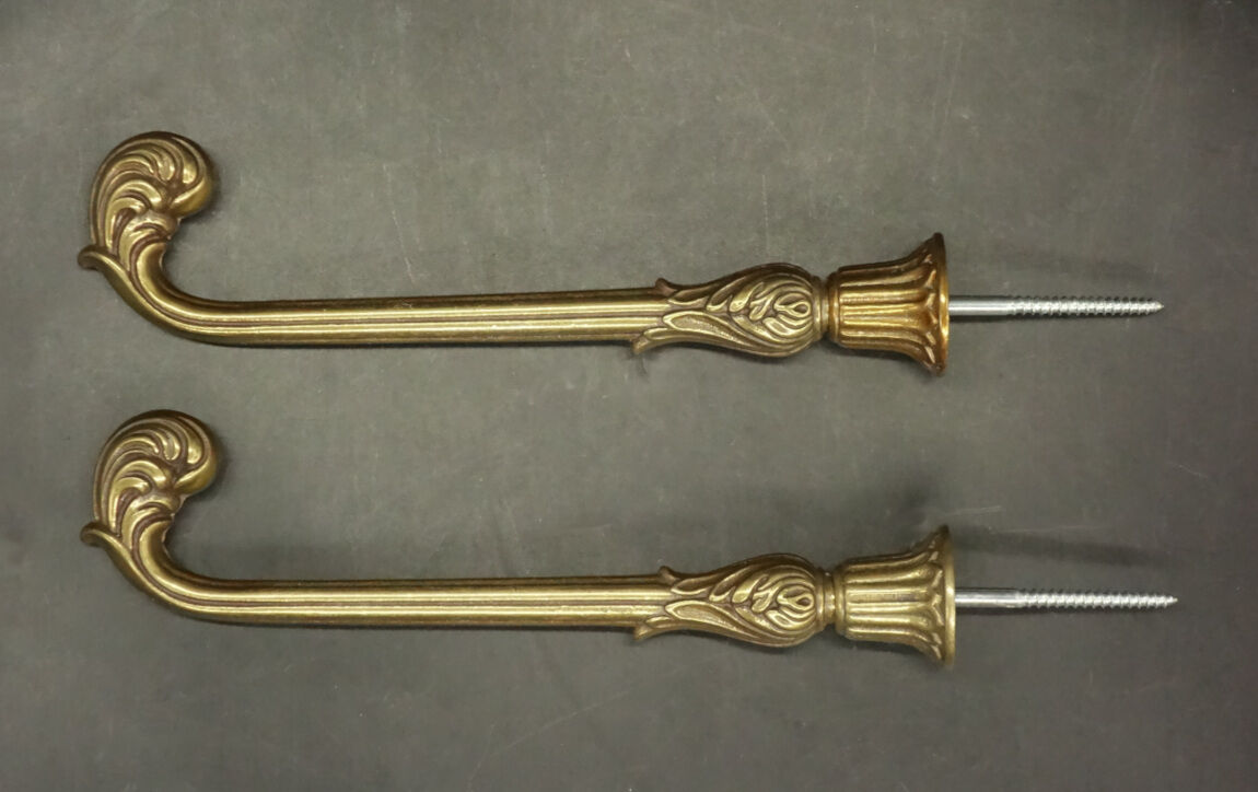 Pair of hooks Louis XV style