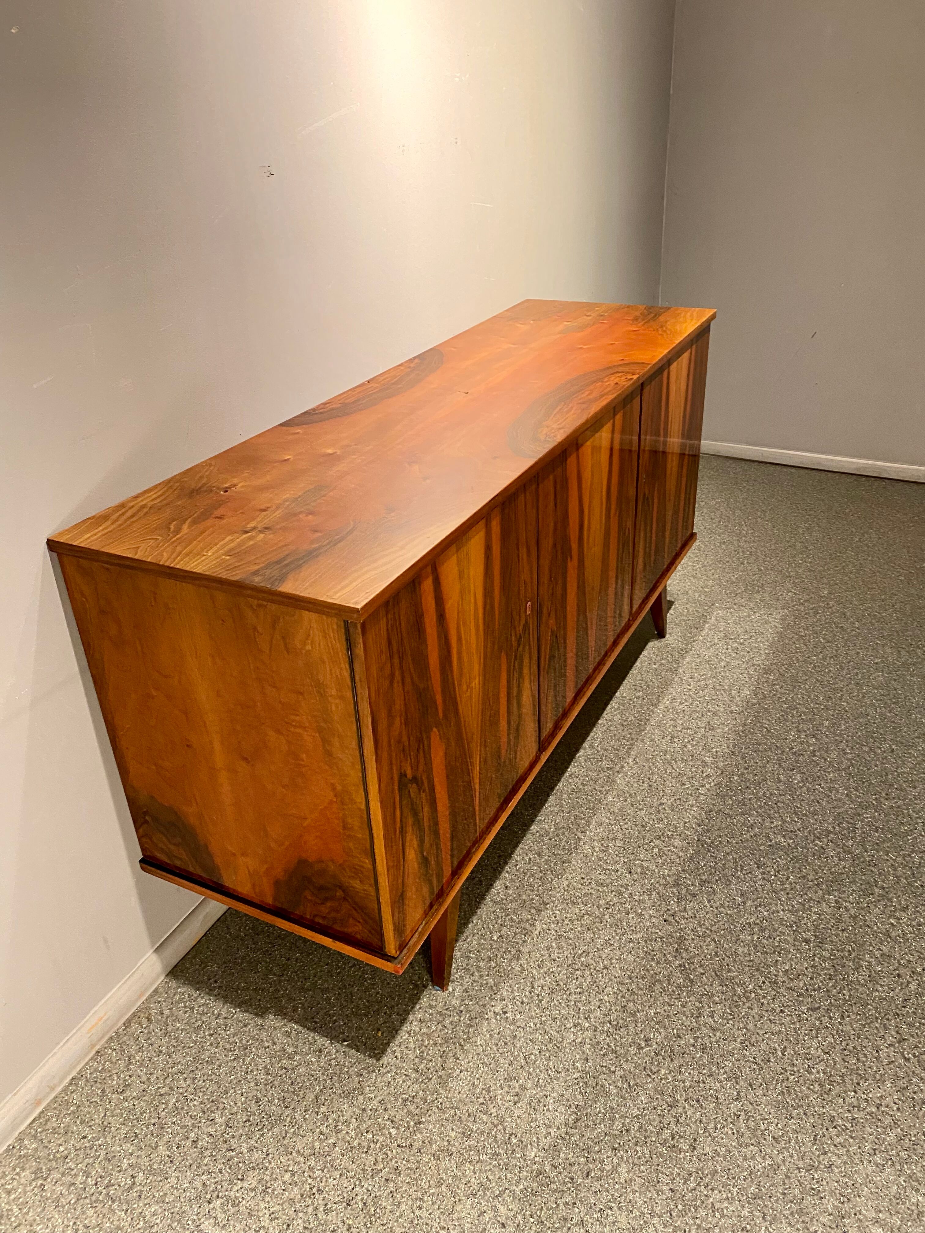 Enfilade plaquée de noyer, bois grainé vintage