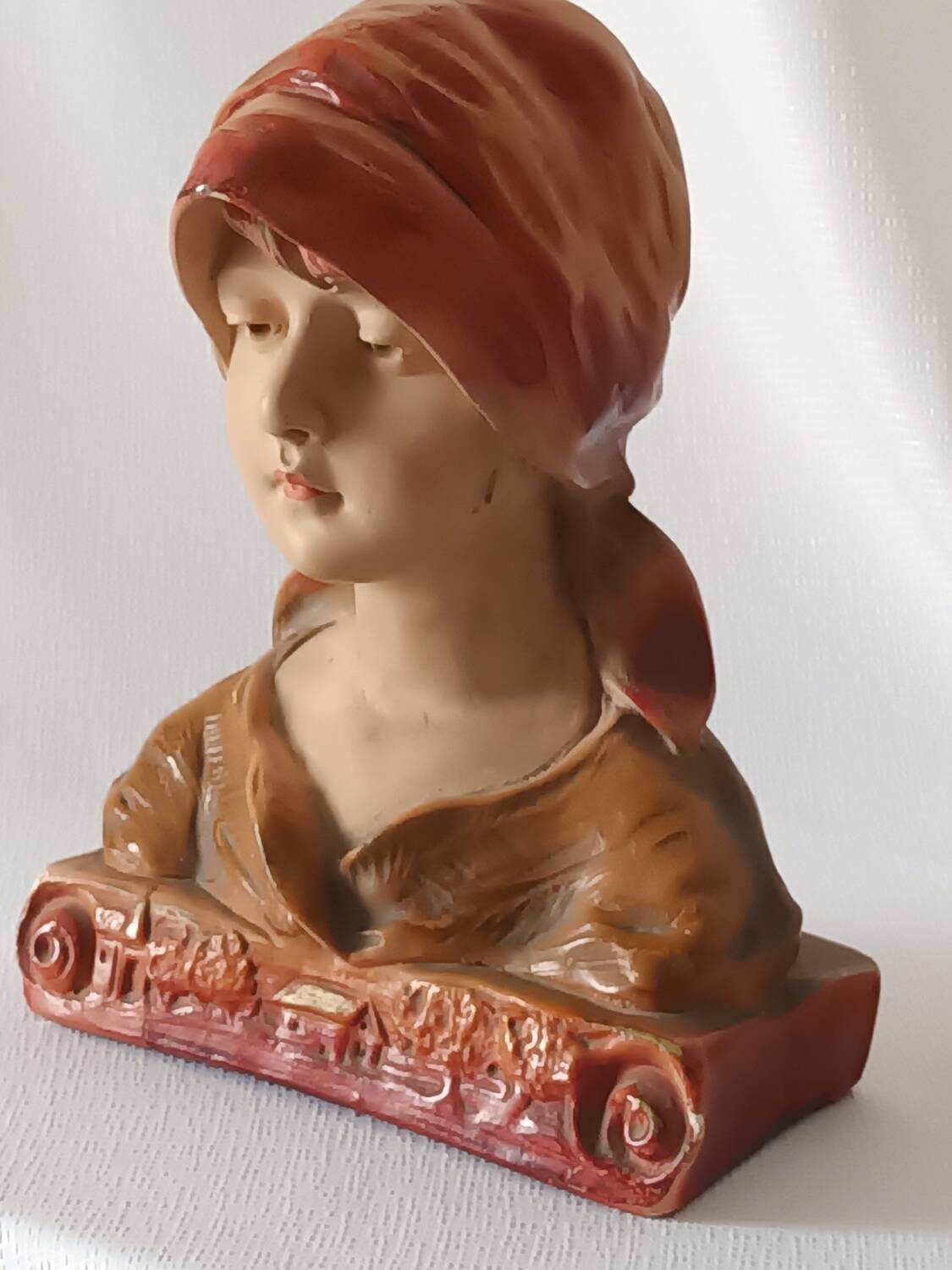 Buste jeune femme en plâtre XXème