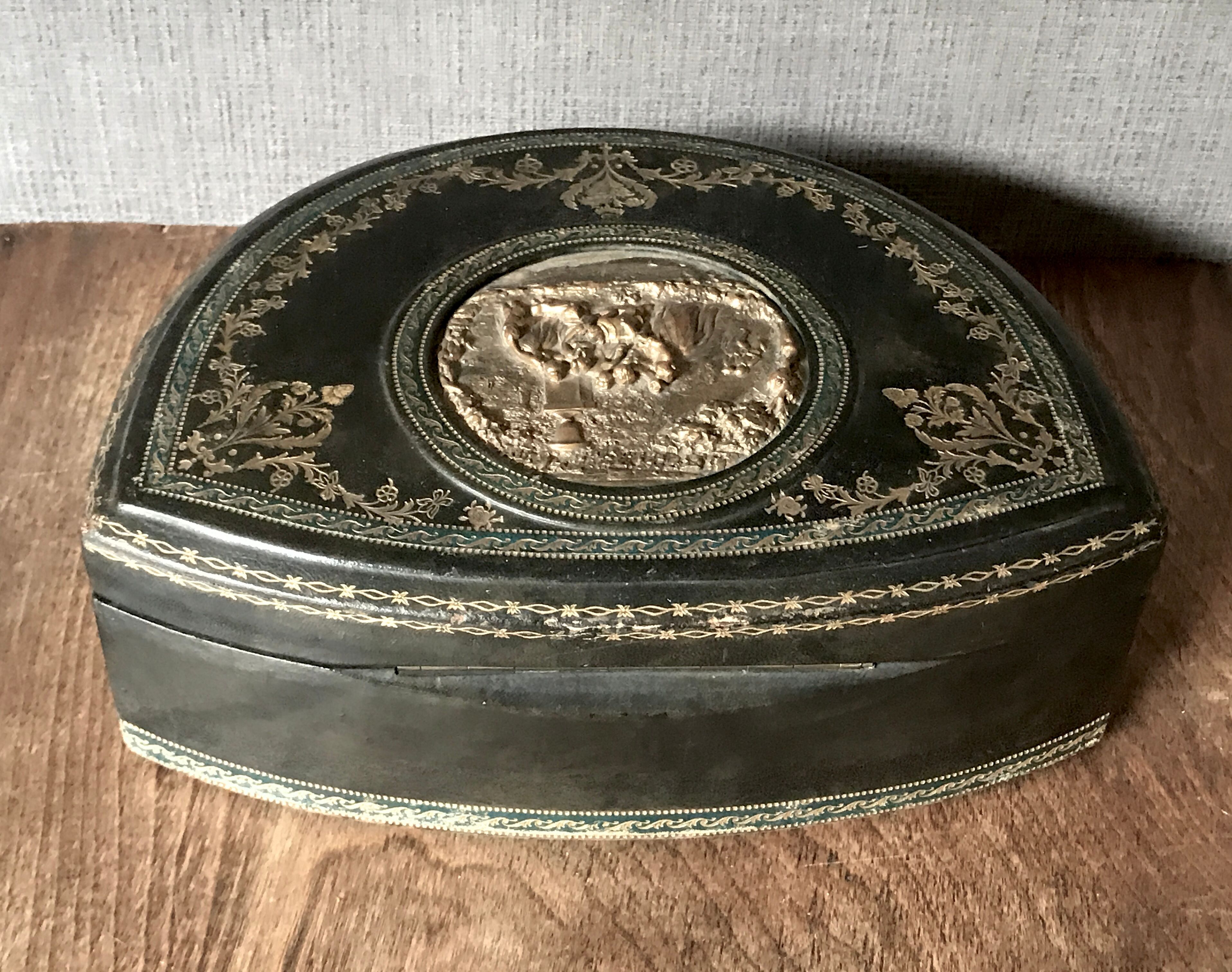 Old large leather jewelry box with a central medallion, XIX century, Napoleon III