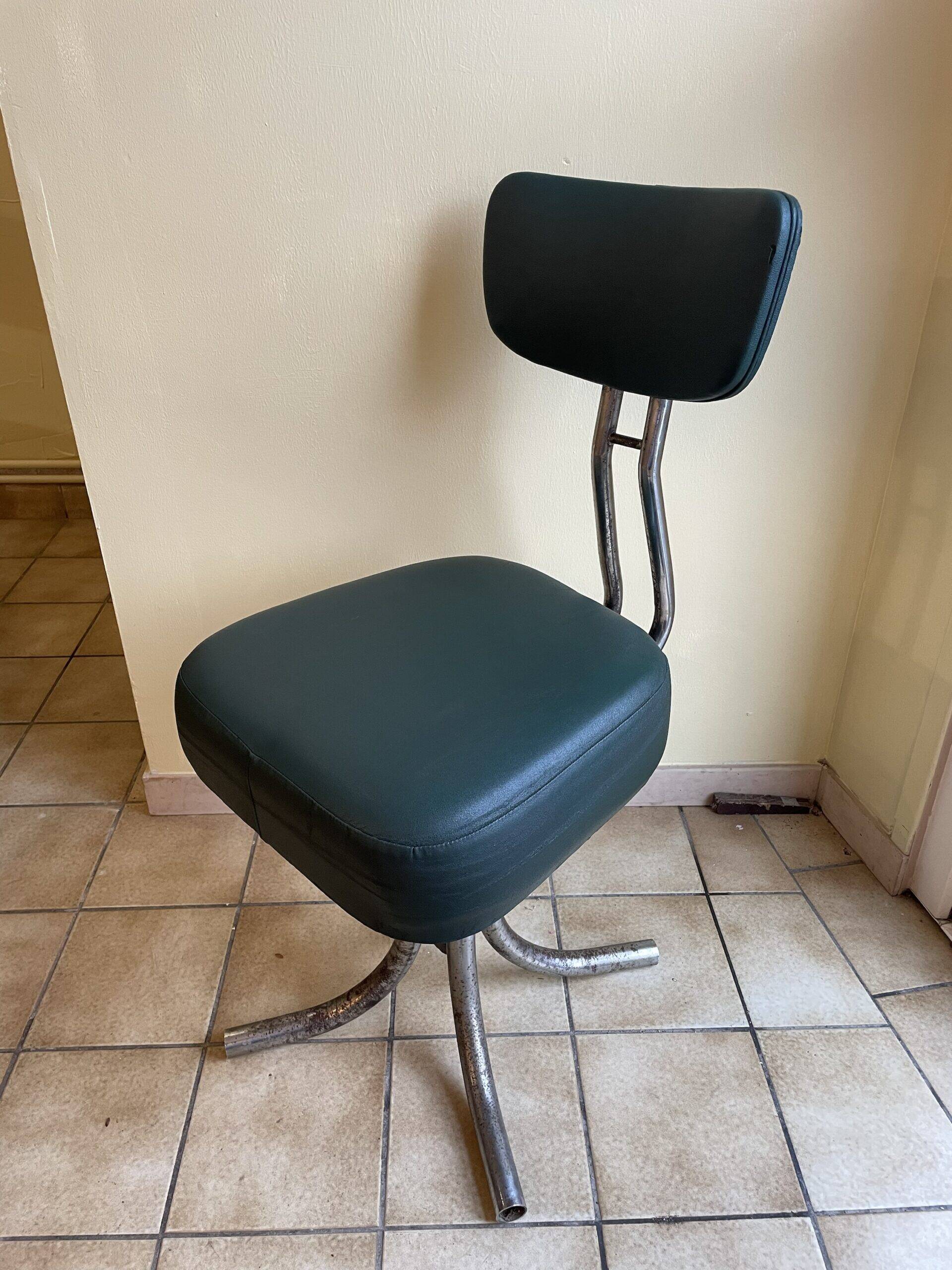 Pullman style workshop chair