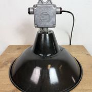 Lampe à pendentif en émail noir industriel d'Elektrosvit, années 1960.