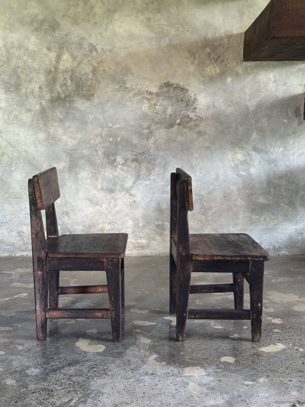 Petite chaise d'enfant ancienne indonésienne en teck