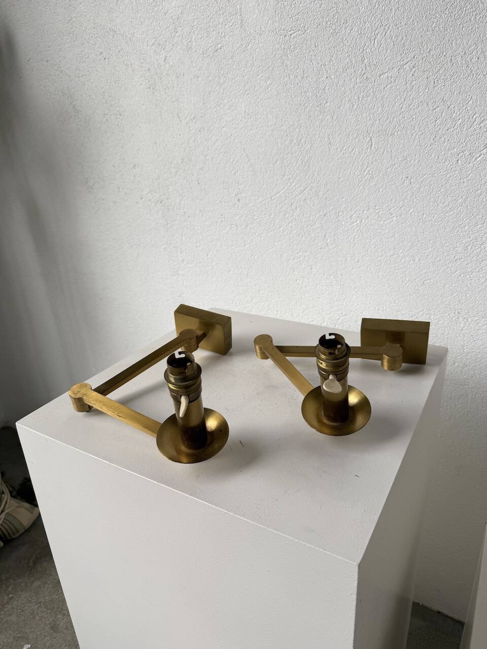 Pair of brass wall lights with articulated arms from the 70s