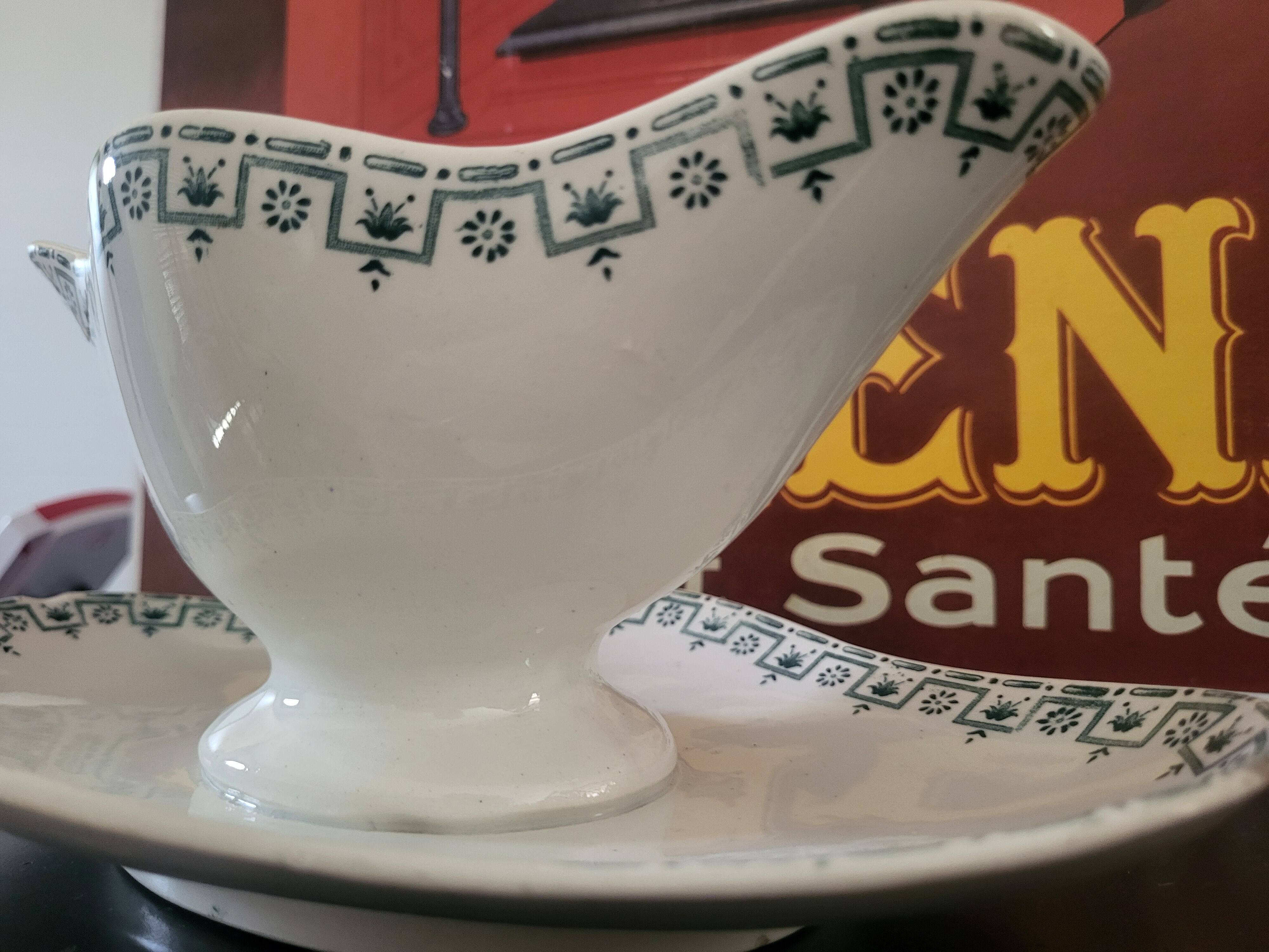 Saucière ancienne Terre de Fer – Porcelaine Opaque de Gien – décor vert géo