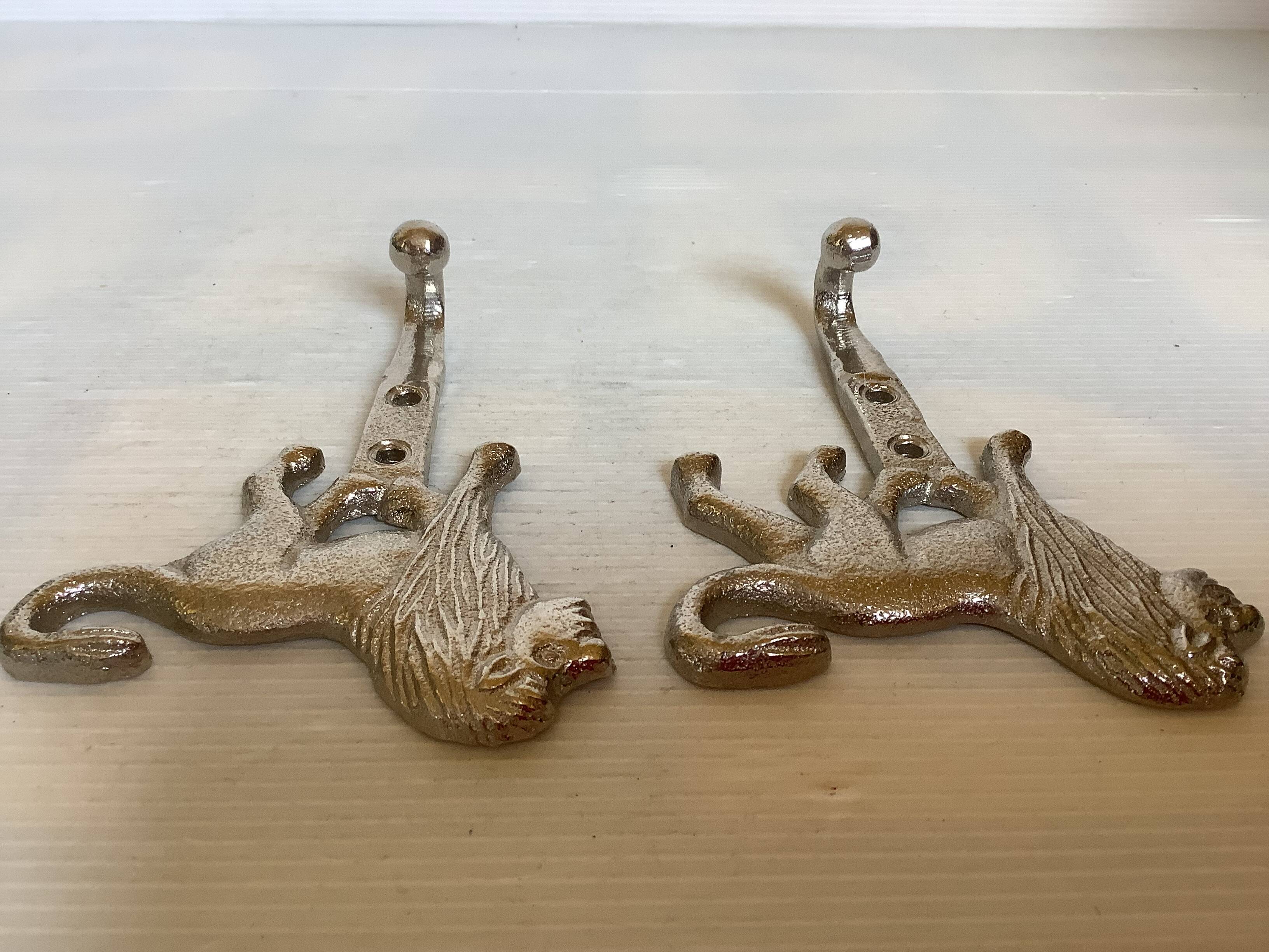 Paire de patères lions argentées