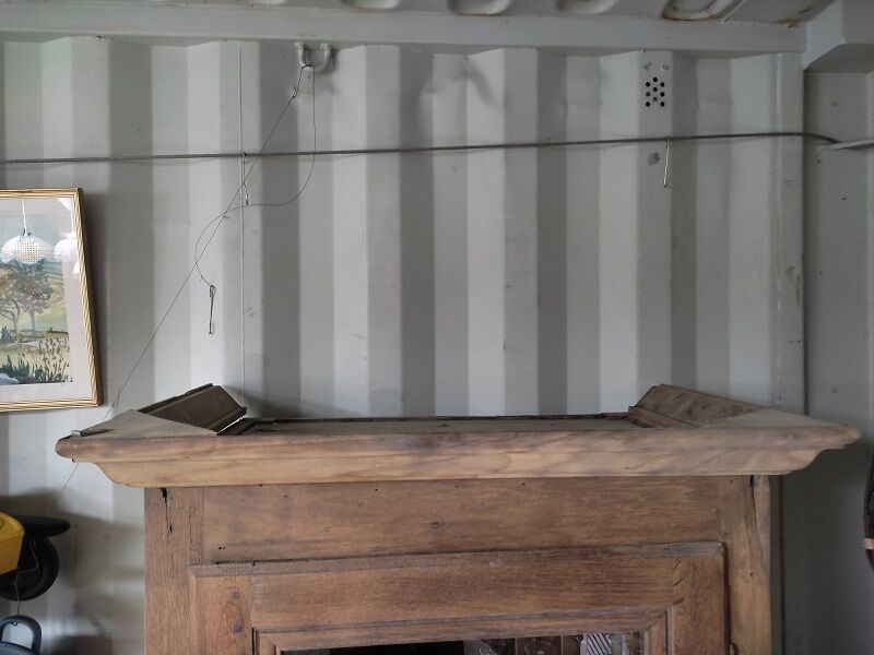 Meuble armoire vitrine vitré bois massif aéro-gommée ancien