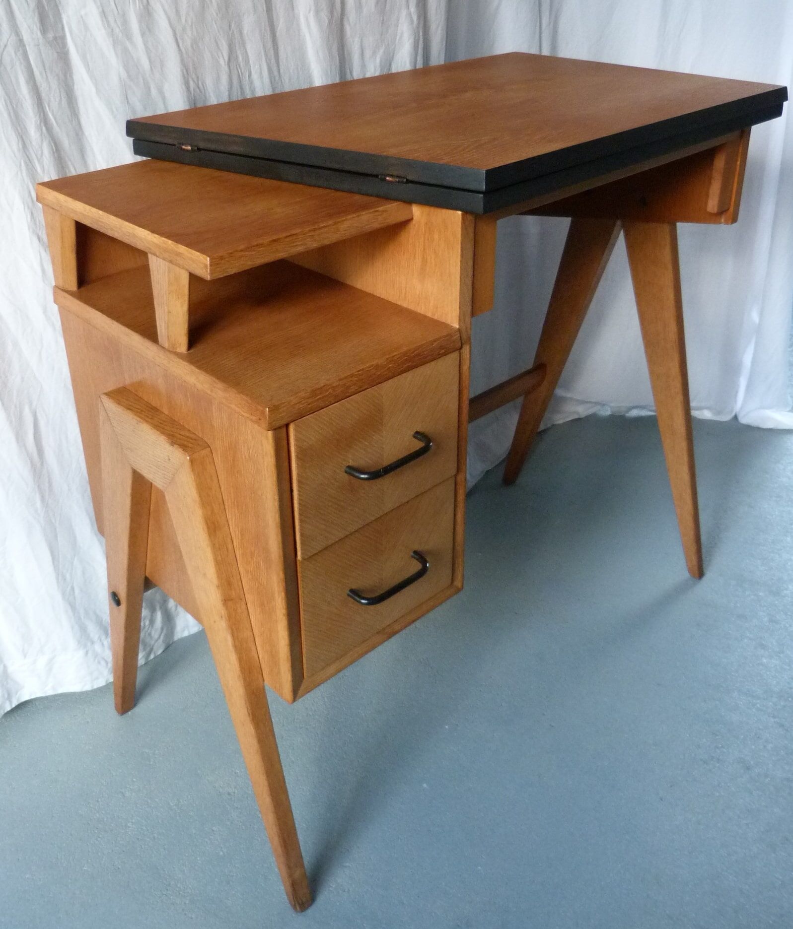 Fold-out desk
