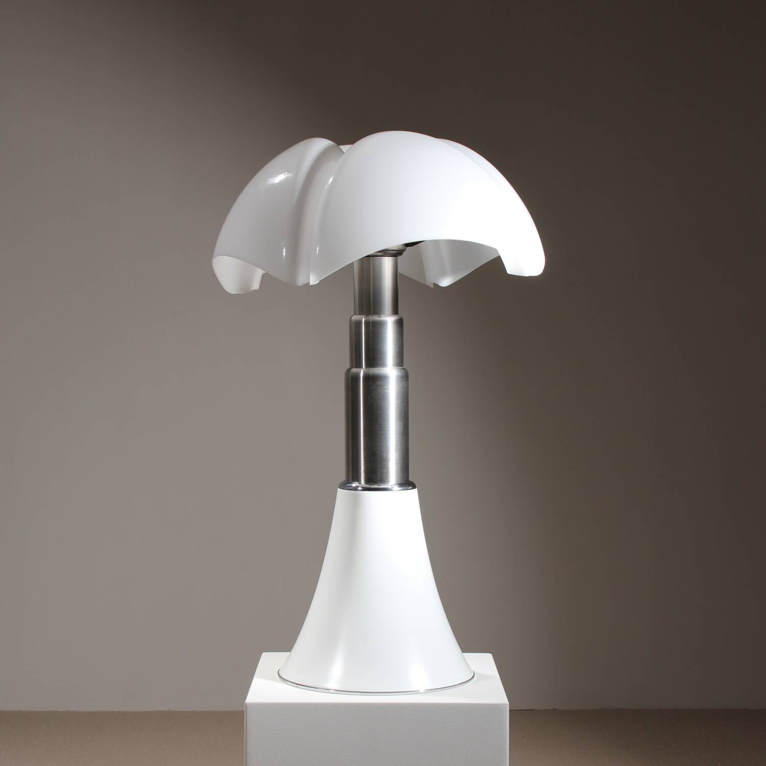 Lampe 'Pipistrello 620' par Gae Aulenti pour Martinelli Luce, Italie