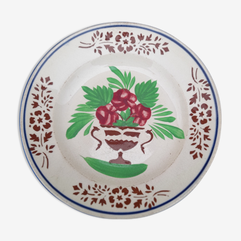 Assiette en porcelaine opaque de Sarreguemines motif vase de fleurs diam 22 cm
