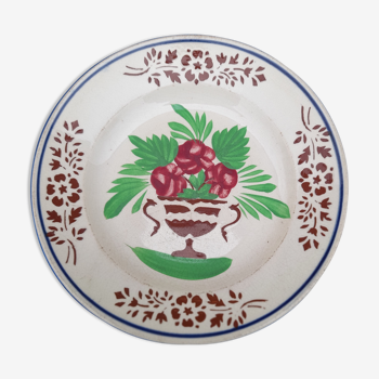 Opaque porcelain plate of Sarreguemines pattern vase of flowers diam 22 cm