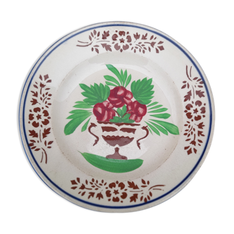 Assiette en porcelaine opaque de Sarreguemines motif vase de fleurs diam 22 cm