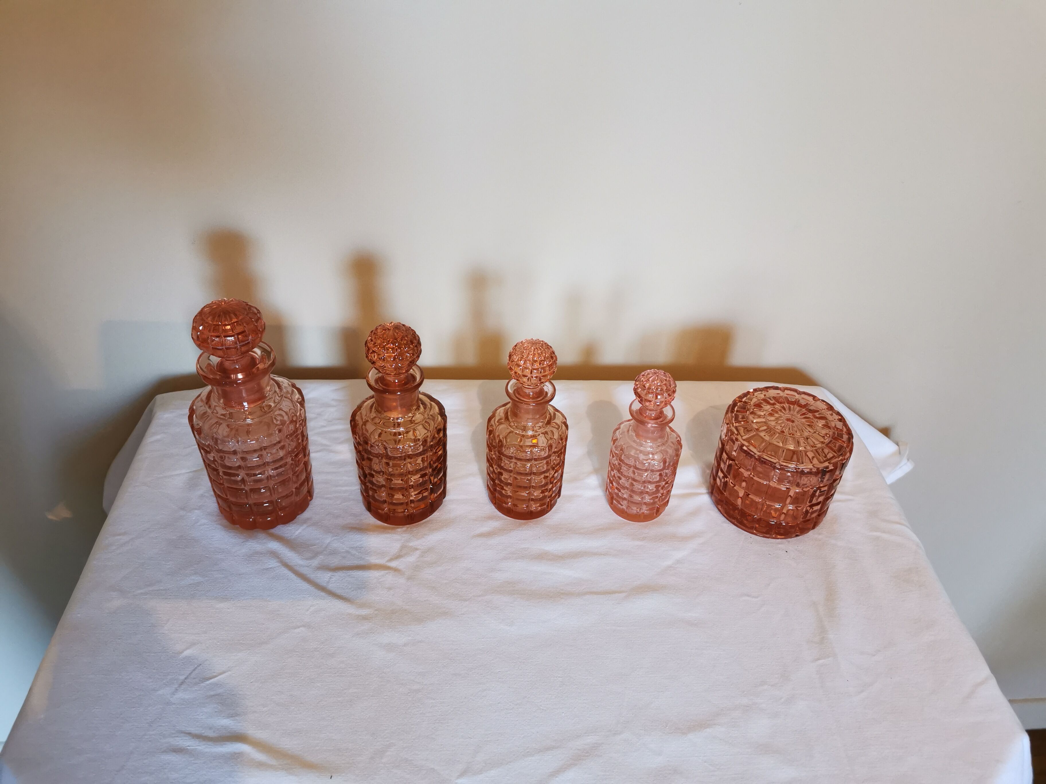 Set of 4 bottles and an art deco box in pink Bayel crystal