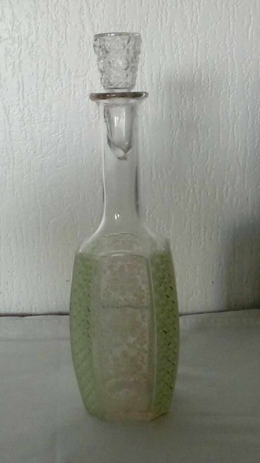 Carafe en verre gravé effet dentelle cote pointe de diamant ancienne