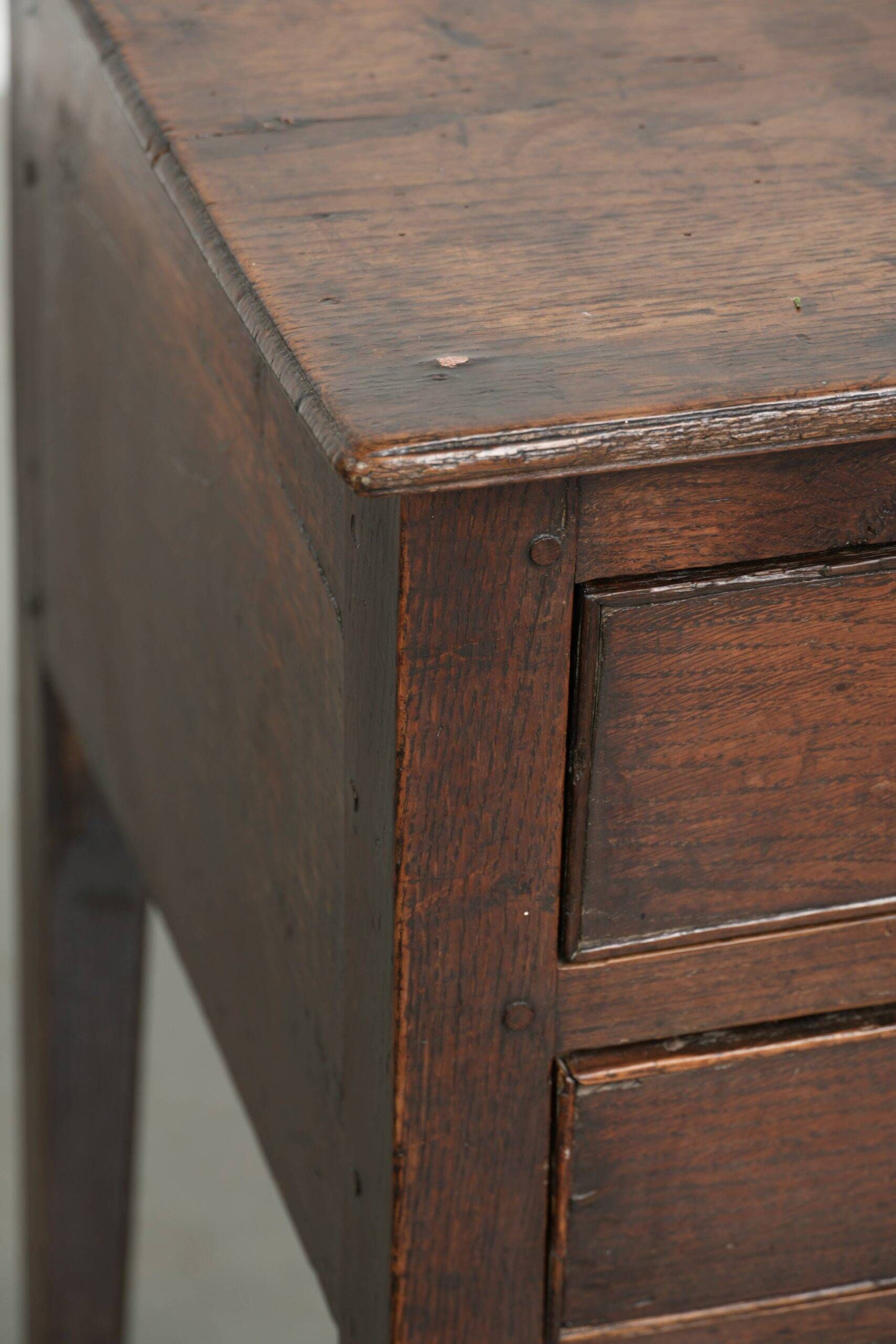 Table basse anglaise antique de style lowboy du XVIIIe siècle en chêne.
