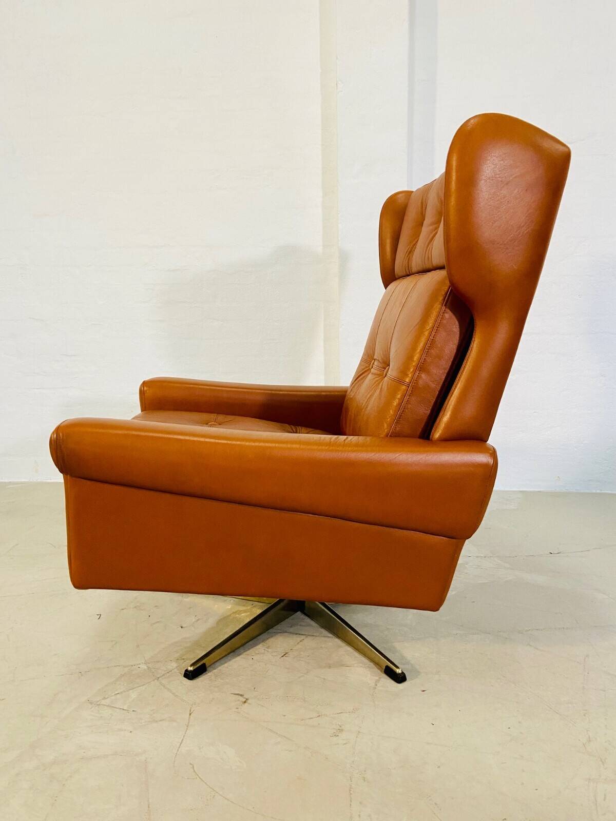 Chaise vintage danoise rétro du milieu du siècle Svend Skipper en cuir cognac des années 60